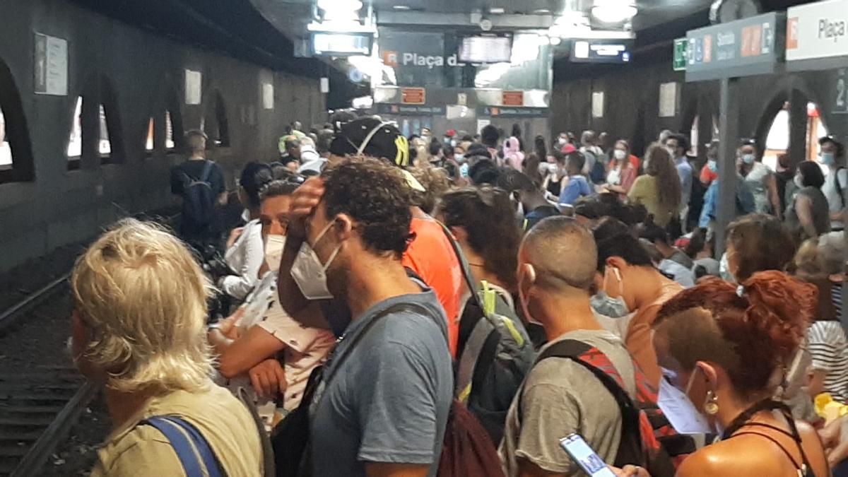 Andén de la estación de Renfe de Plaza Catalunya, este viernes por la tarde. Andén de la estación de Renfe de Plaza Catalunya, este viernes por la tarde.