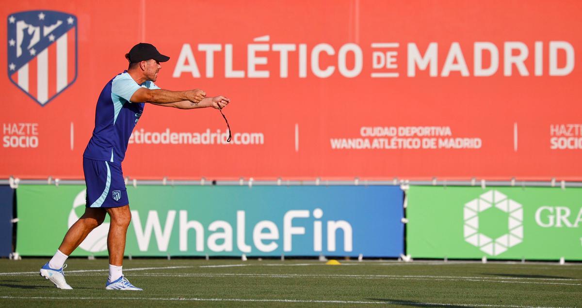 Diego Pablo Simeone dirige un entrenamiento del Atlético esta pretemporada. 