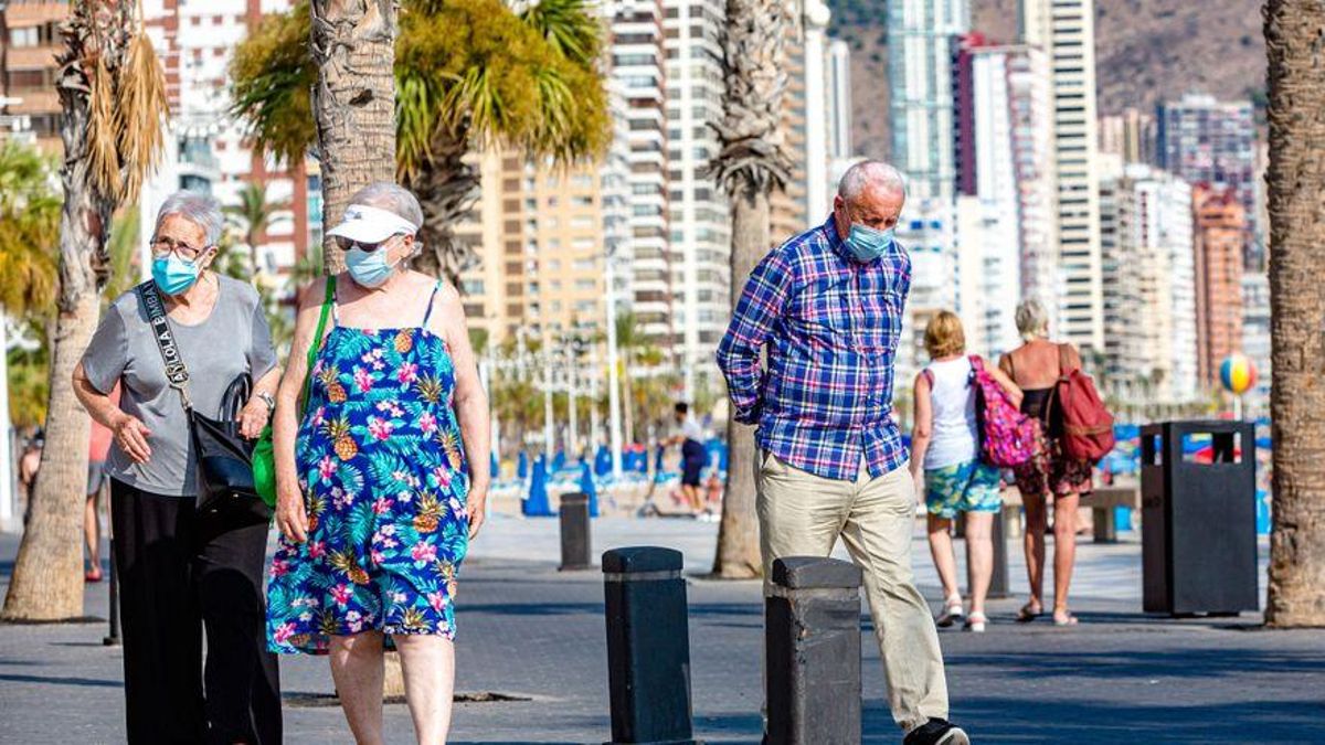 Personas paseando por una zona costera. Personas paseando por una zona costera.