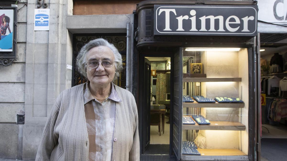 Maria Victoria Quinza se jubila después de 60 años en la  joyeríaTrimer en Gran de Gràcia