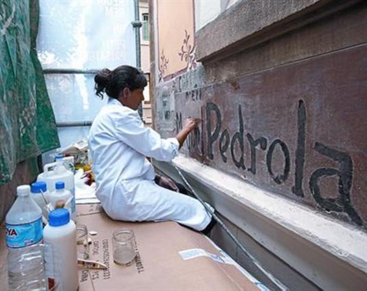 La restauración 8 Una joven trabaja para proteger la inscripción. La restauración 8 Una joven trabaja para proteger la inscripción.