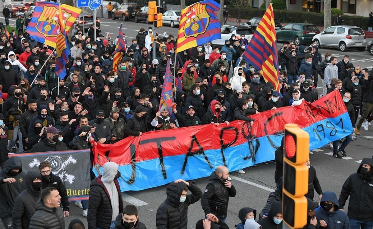 Aficionados del Barça sostienen una pancarta insultando al PSG, en los alrededores del Camp Nou antes de empezar el partido entre ambos equipos. Aficionados del Barça sostienen una pancarta insultando al PSG, en los alrededores del Camp Nou antes de empezar el partido entre ambos equipos.