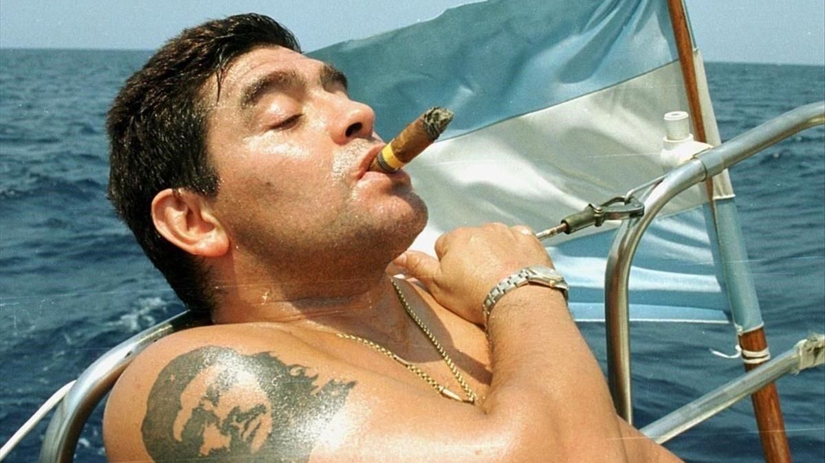 Maradona, con la imagen de El Che tatuada en el brazo. Maradona, con la imagen de El Che tatuada en el brazo.