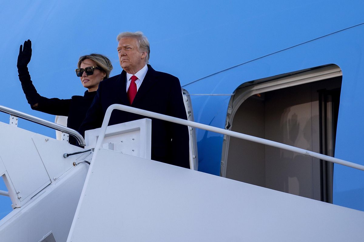Donald y Melania Trump se despiden antes de entrar en el Air Force One. Donald y Melania Trump se despiden antes de entrar en el Air Force One.