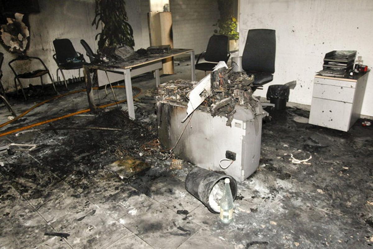 Interior de la sucursal de Almassora en el que se ha quemado la mujer a lo bonzo, este lunes.