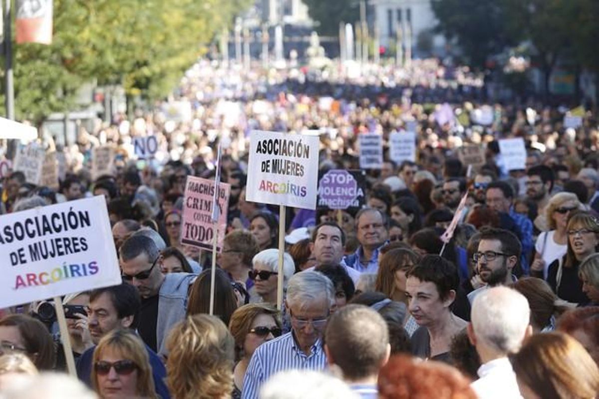Miles de personas participan en una marcha contra la violencia machista Miles de personas participan en una marcha contra la violencia machista