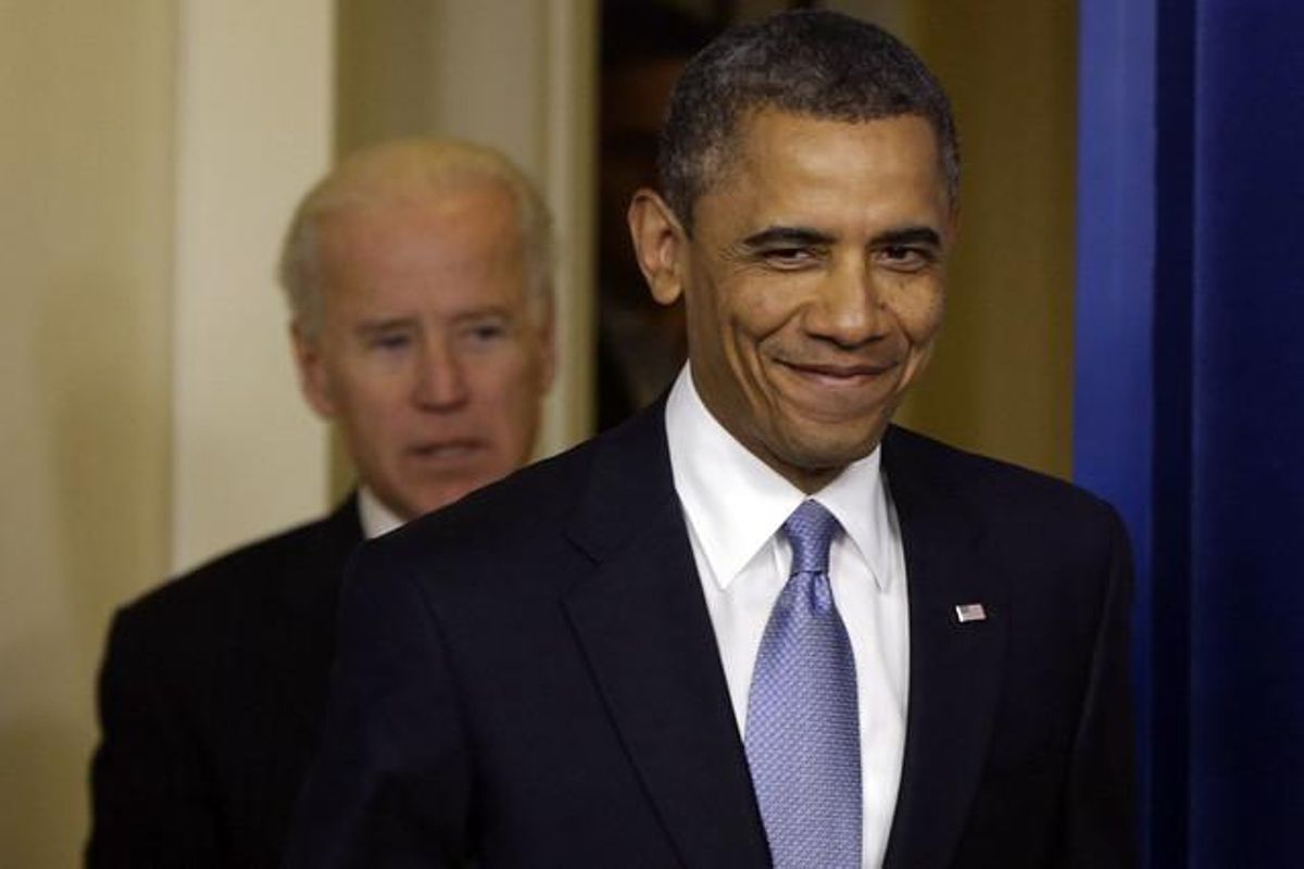 Barack Obama, en primer término, sonríe, junto a Joe Biden, tras lograr el acuerdo para salvar el abismo fiscal. Barack Obama, en primer término, sonríe, junto a Joe Biden, tras lograr el acuerdo para salvar el abismo fiscal.