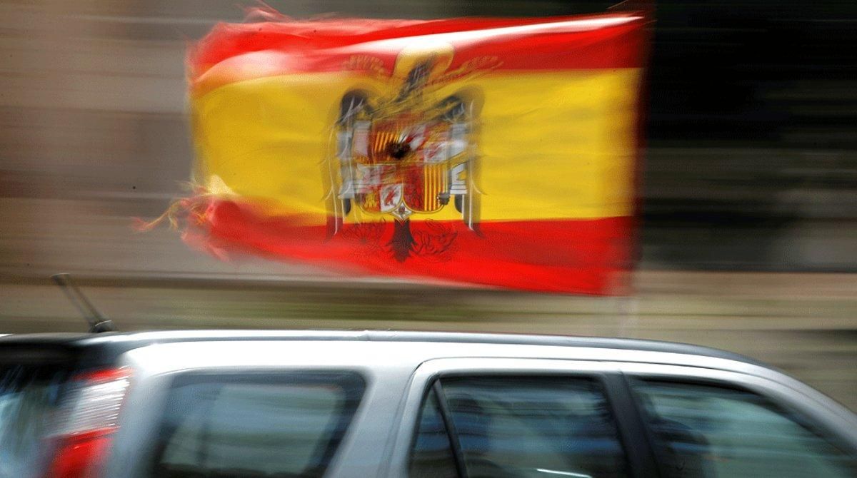 Un coche pasea la bandera preconstitucional durante la manifestación convocada por Vox contra el Gobierno, el 23 de mayo en Málaga. Un coche pasea la bandera preconstitucional durante la manifestación convocada por Vox contra el Gobierno, el 23 de mayo en Málaga.