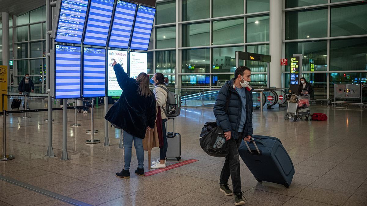   La UE endurece las restricciones en los viajes entre paises por la pandemia de Coronavirus  Covid  Pasajeros buscando su vuelo en los paneles informativos