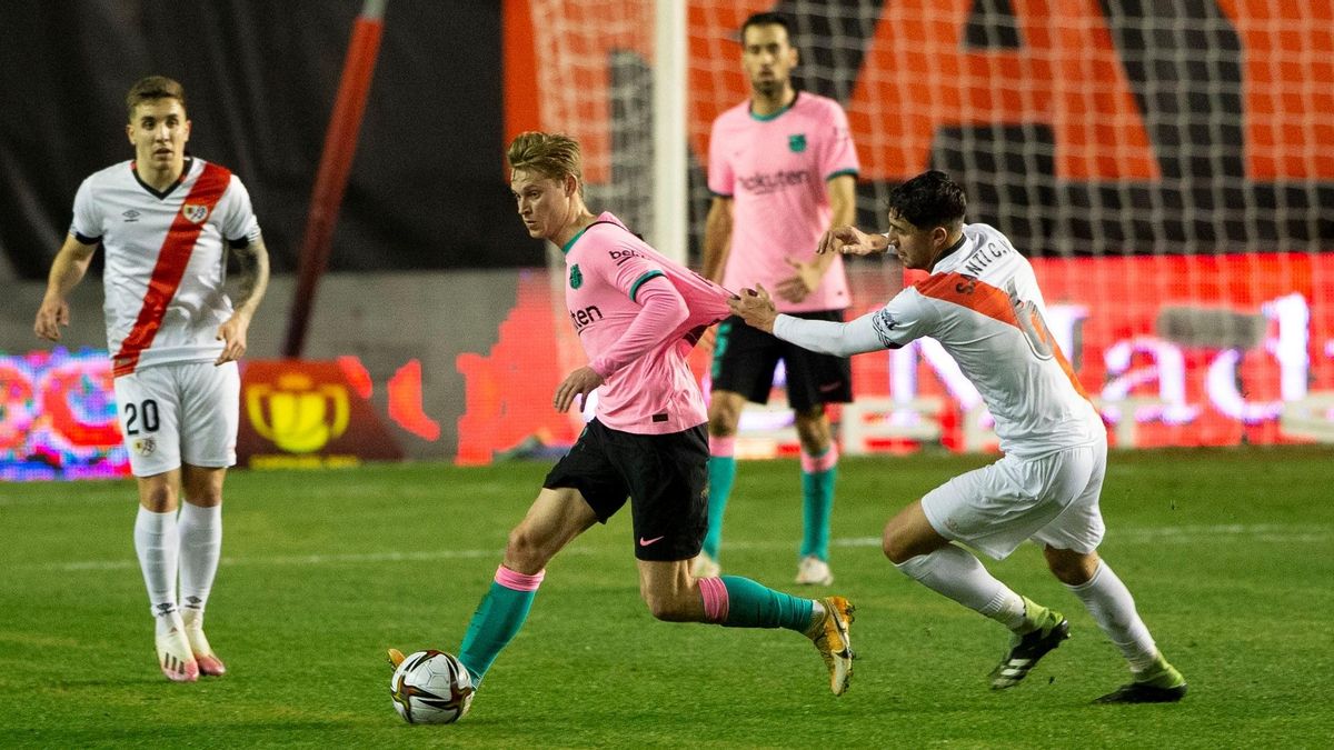 De Jong, agarrado por Comesaña. De Jong, agarrado por Comesaña.