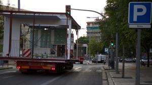 Un camión transporta elementos de una casa prefabricada en Barcelona, en julio de 2016.