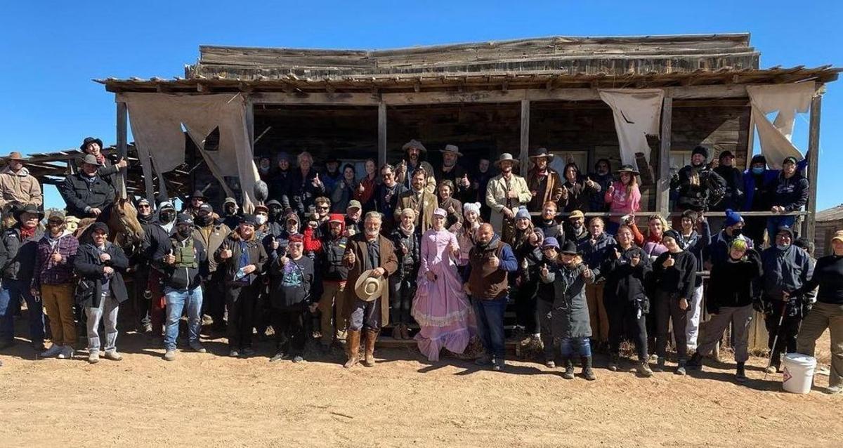 El equipo de rodaje de ’Rust’, con Alec Baldwin en el centro, con un sombrero en la mano, en una fotografía que Halyna Hutchins compartió en su cuenta de Instagram