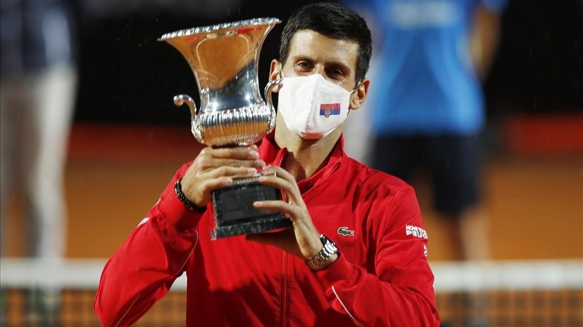Djokovic muestra el trofeo de campeón del Masters 1000 de Roma. Djokovic muestra el trofeo de campeón del Masters 1000 de Roma.