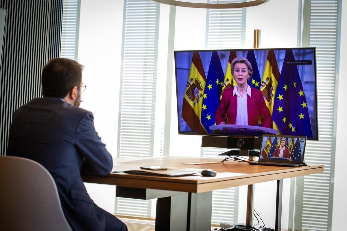 Barcelona (Spain), 26/10/2020.- A handout picture made available by Catalonia’s Regional Government shows Catalonian vicepresident and acting Catalonian president Pere Aragones listening to EU Commission President Ursula von der Leyen (on the screen) as he attends from his office the Regional Presidents Conference taking place in Madrid, Spain, 26 October 2020. The presidents of the regions will discuss on the sharing out of EU rescue funds granted to Spain amid coronavirus pandemic crisis. (Lanzamiento de disco, España) EFE/EPA/HANDOUT HANDOUT EDITORIAL USE ONLY/NO SALES
