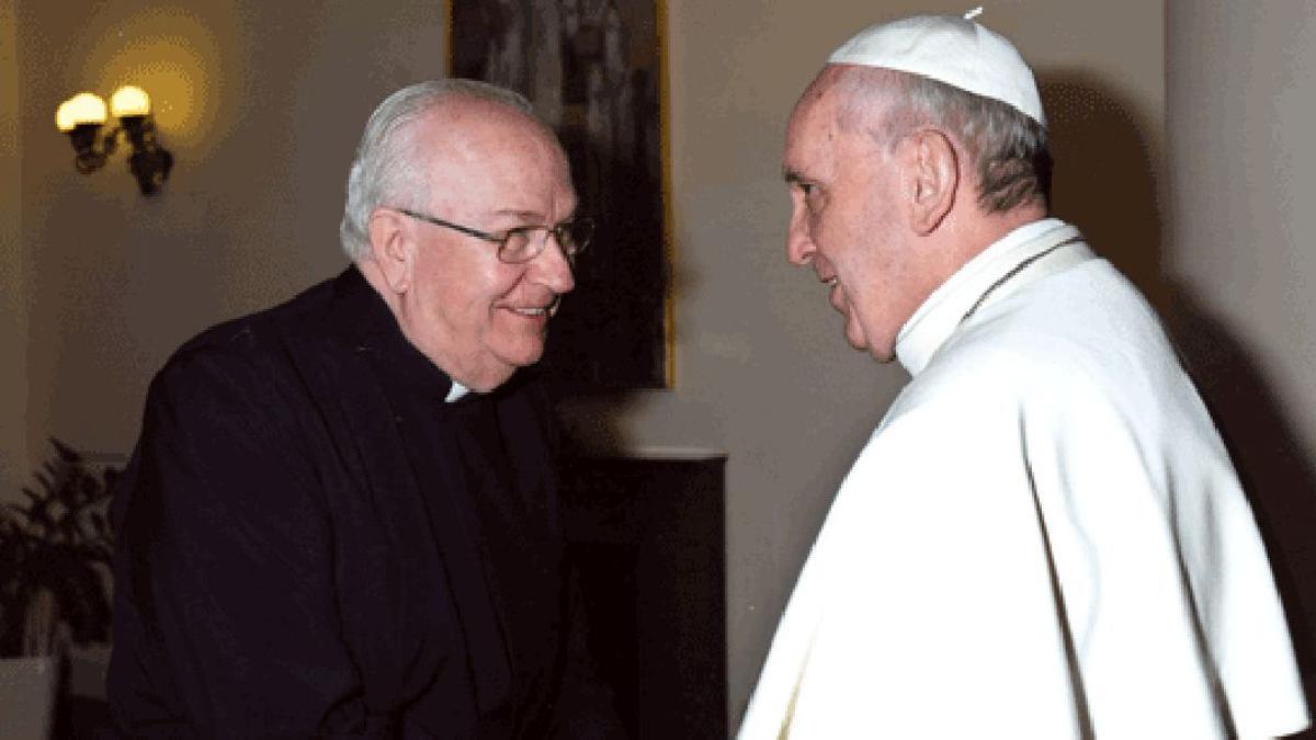 El sacerdote Fernando Vérgez Alzaga, a la izquierda, saluda al Papa Francisco en el Vaticano.