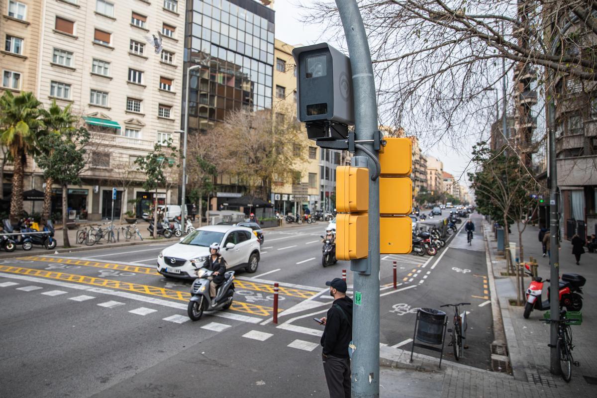Barcelona inventa els «ecoxamfrans» per restar més espai als vehicles a l’Eixample