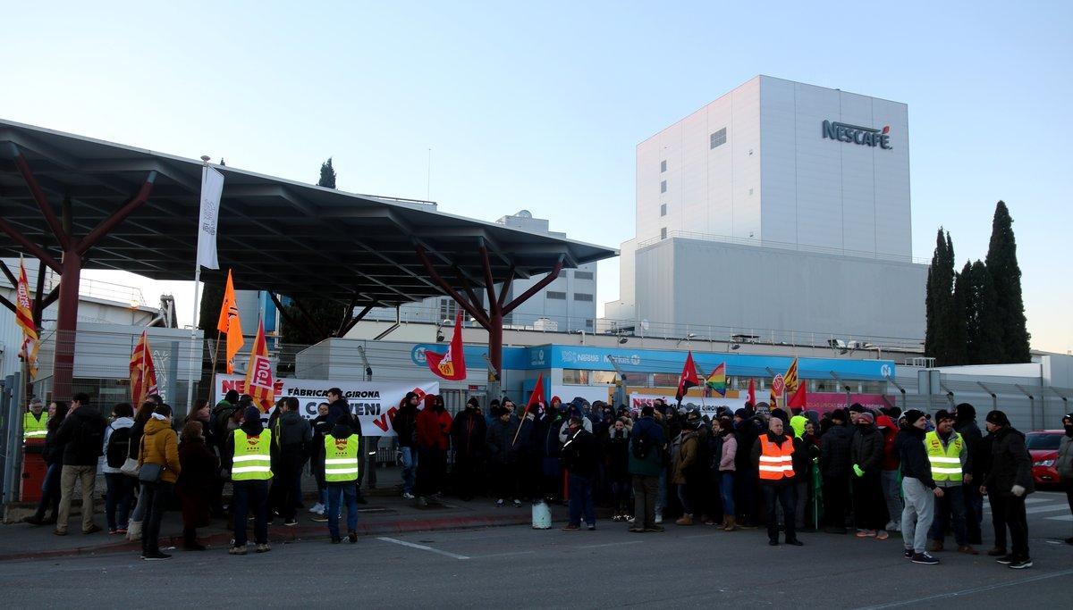 Trabajadores de Nestlé frente a la planta de la multinacional en Girona, que vive su primera huelga en 18 años.