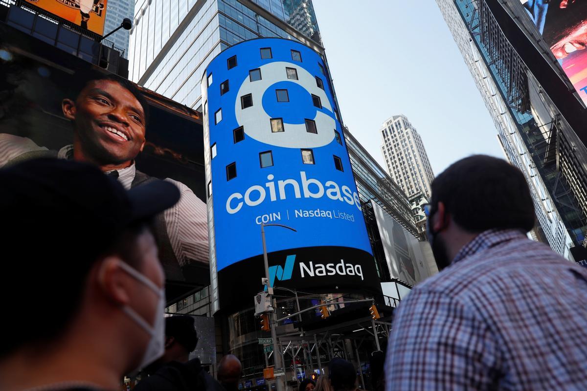 El logo de Coinbase el día de la salida a Bolsa de Nueva York.