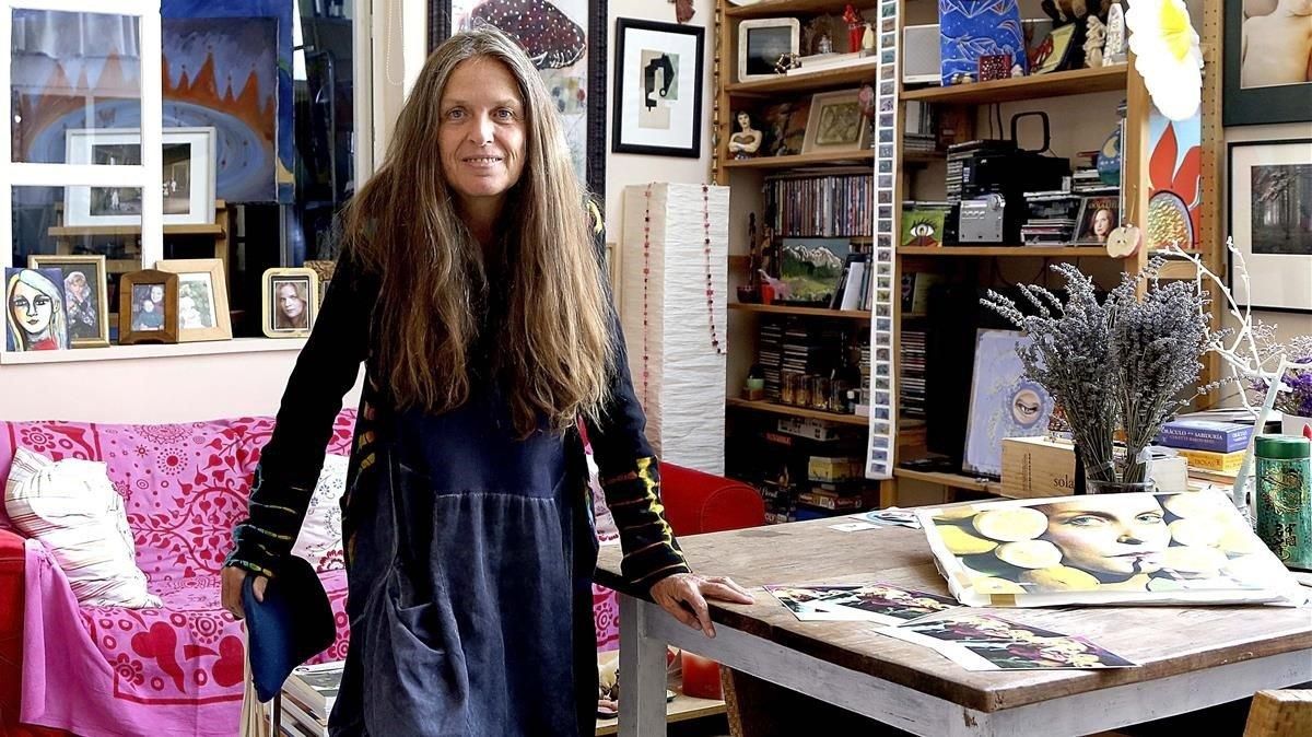 La artista Ouka Leele, con algunas de sus obras. La artista Ouka Leele, con algunas de sus obras.