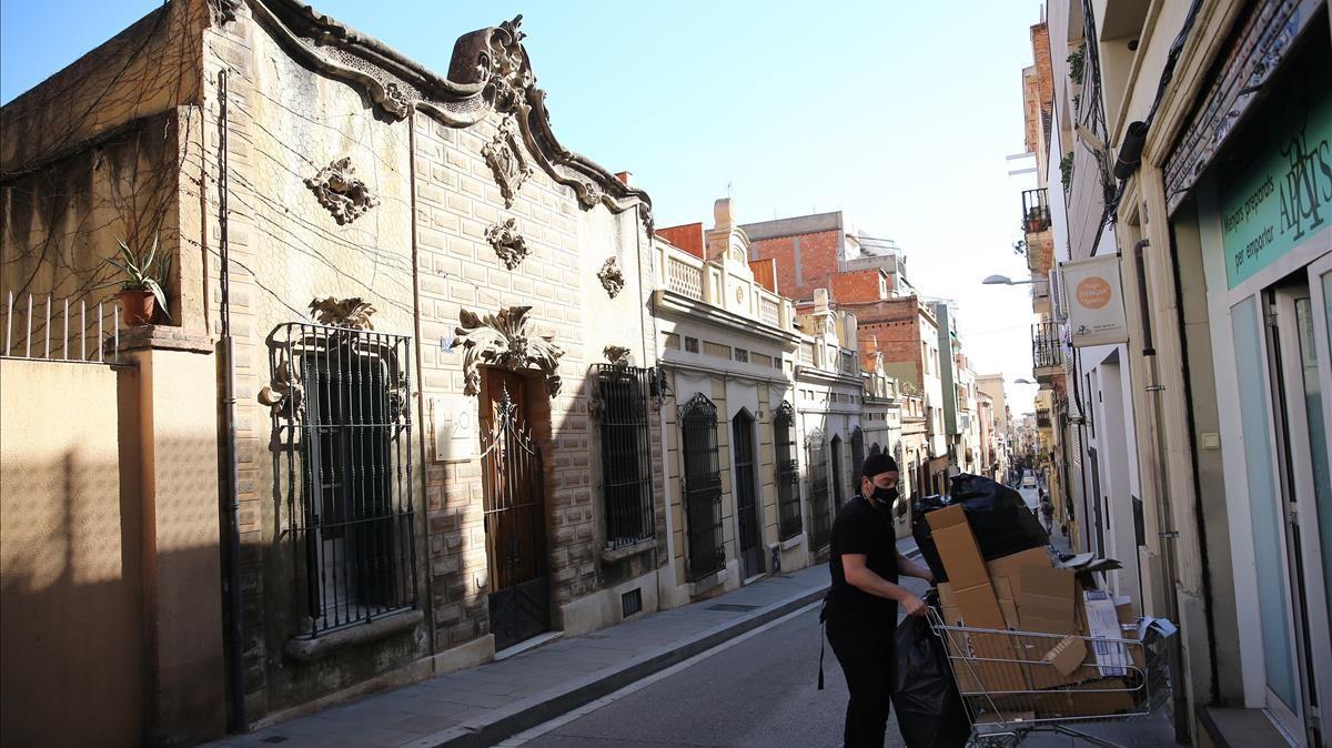 La parte alta de la calle de Verdi con construcciones tradicionales de Gràcia. 