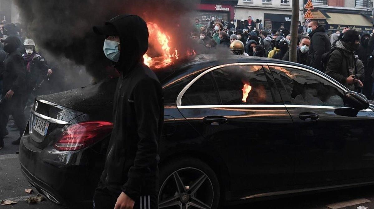 La fiscalia demana presó per a tres dels quatre policies francesos que van colpejar brutalment un músic negre La fiscalia demana presó per a tres dels quatre policies francesos que van colpejar brutalment un músic negre