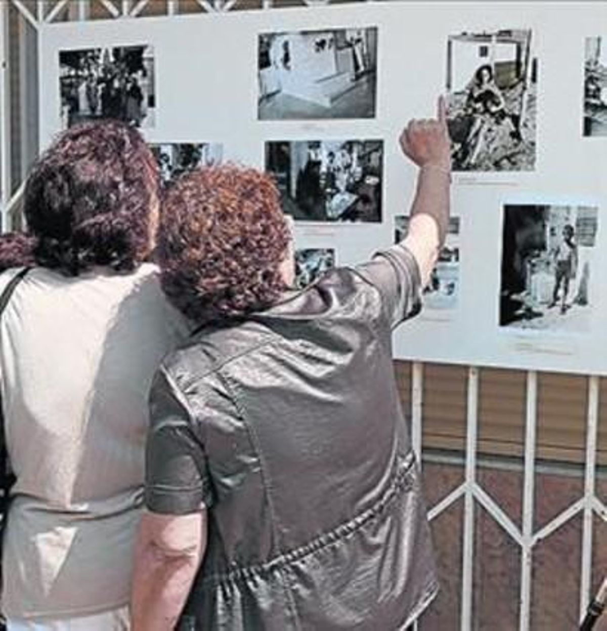 Vecinos miran las fotos antiguas, ayer. Vecinos miran las fotos antiguas, ayer.