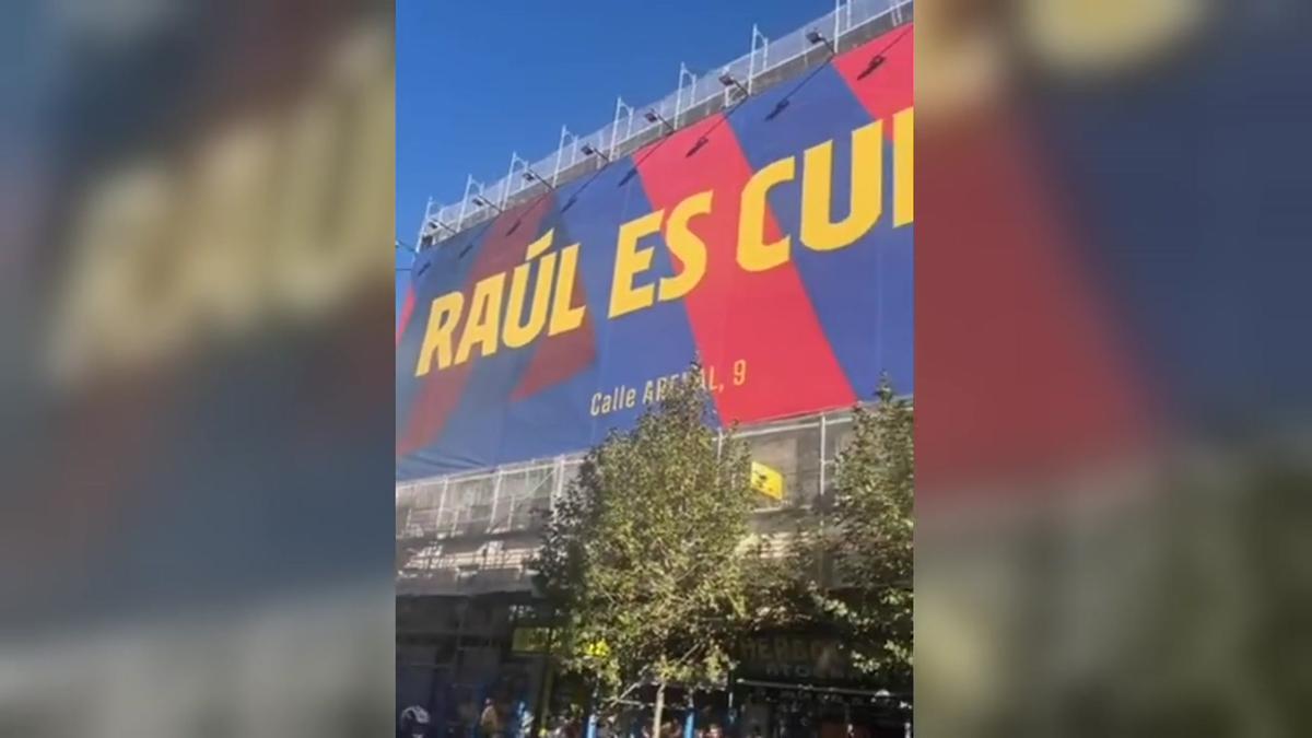 ’Raúl es ’culer’’. Esta es la nueva pancarta gigante que el Barça ha desplegado en Madrid.