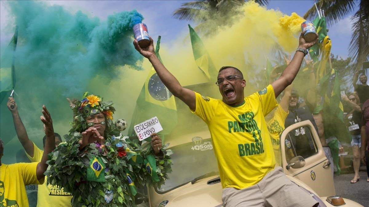 Seguidores de Jair Bolsonaro cantan el himno brasileño frente a la residencia de Jair Bolsonaro en Río de Janeiro. Seguidores de Jair Bolsonaro cantan el himno brasileño frente a la residencia de Jair Bolsonaro en Río de Janeiro.