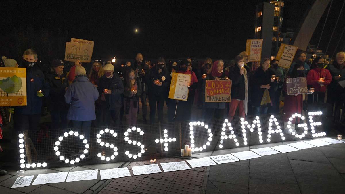 Activistas por el clima celebran una vigilia en honor de las personas que están sufriendo de forma más severa el impacto de la crisis climática en el mundo, coincidiendo con la COP26 de Glasgow. Activistas por el clima celebran una vigilia en honor de las personas que están sufriendo de forma más severa el impacto de la crisis climática en el mundo, coincidiendo con la COP26 de Glasgow.