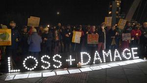 Activistas por el clima celebran una vigilia en honor de las personas que están sufriendo de forma más severa el impacto de la crisis climática en el mundo, coincidiendo con la COP26 de Glasgow.
