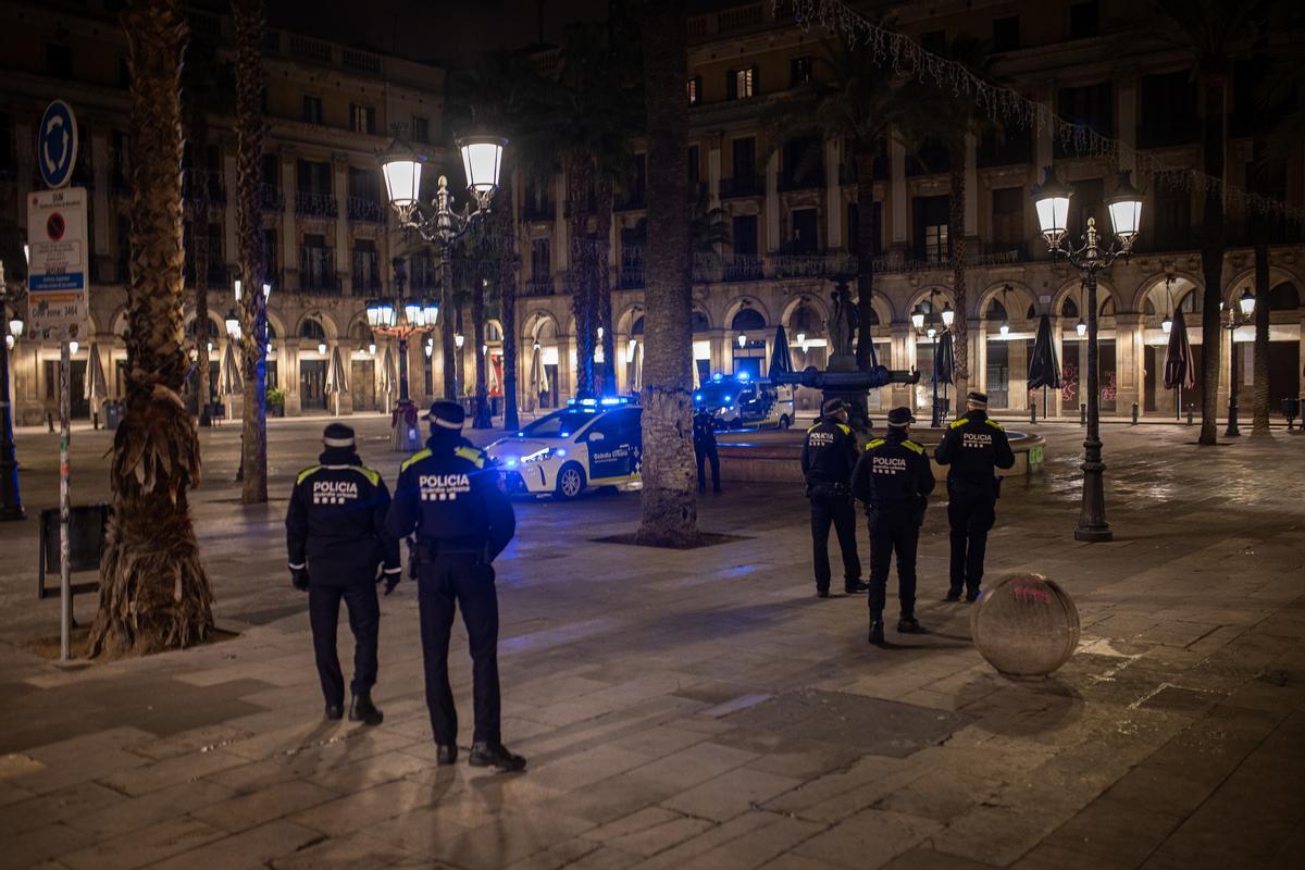 La Guardia Urbana controla el toque de queda en la plaza Reial de Barcelona.