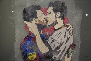 El grafitero TVBoy plantó a Messi y Ronaldo besándose, en el Passeig de Gràcia, en el 2017.