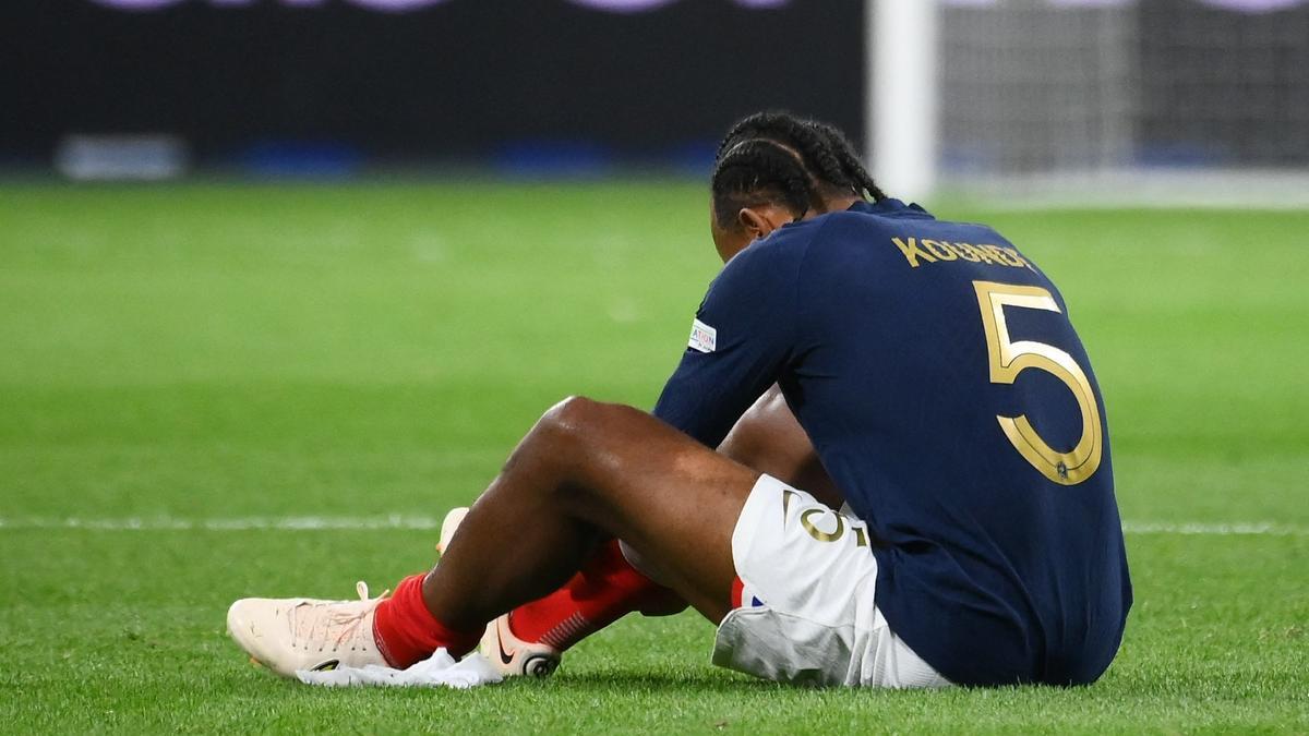 Koundé, tras sufrir la lesión muscular con la selección francesa ante Austria.