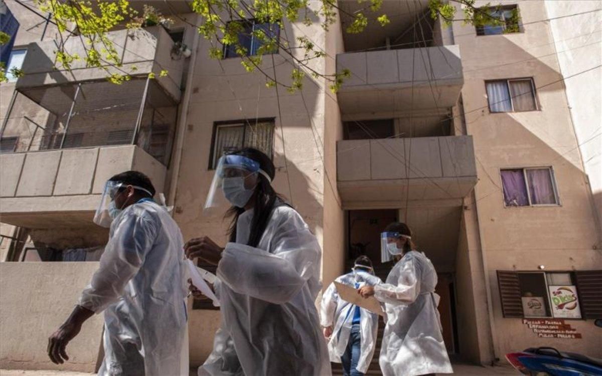 Personal médico realiza pruebas de COVID-19 en Argentina. Personal médico realiza pruebas de COVID-19 en Argentina.