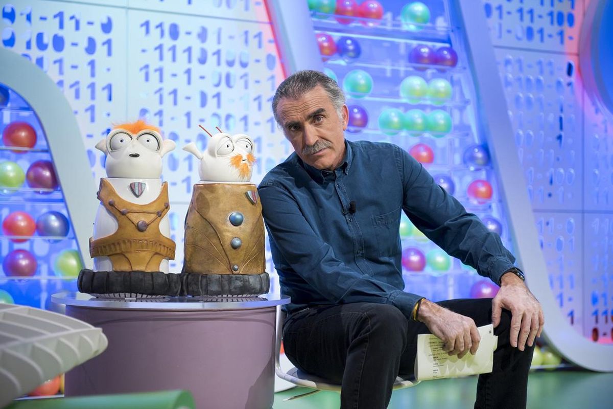 Juan y Medio, con Tikis y Mikis, los muñecos del programa de TVE-1 ’Poder canijo’. Juan y Medio, con Tikis y Mikis, los muñecos del programa de TVE-1 ’Poder canijo’.