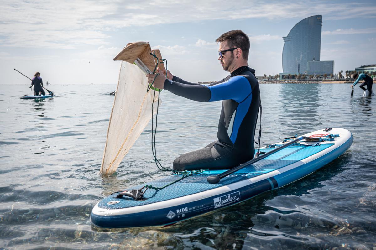 Oriol Uviedo, coordinador de Surfing for Science, muestra la red -paddle-trawl, se llama- con la que muestrean microplásticos con las tablas de paddle surf. 