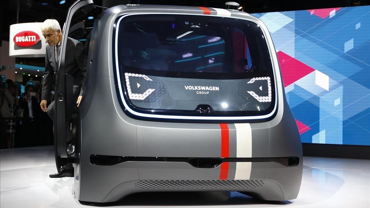 El consejero delegado de Volkswagen, Matthias Mueller, con uno de los nuevos vehículos eléctricos de la firma. El consejero delegado de Volkswagen, Matthias Mueller, con uno de los nuevos vehículos eléctricos de la firma.
