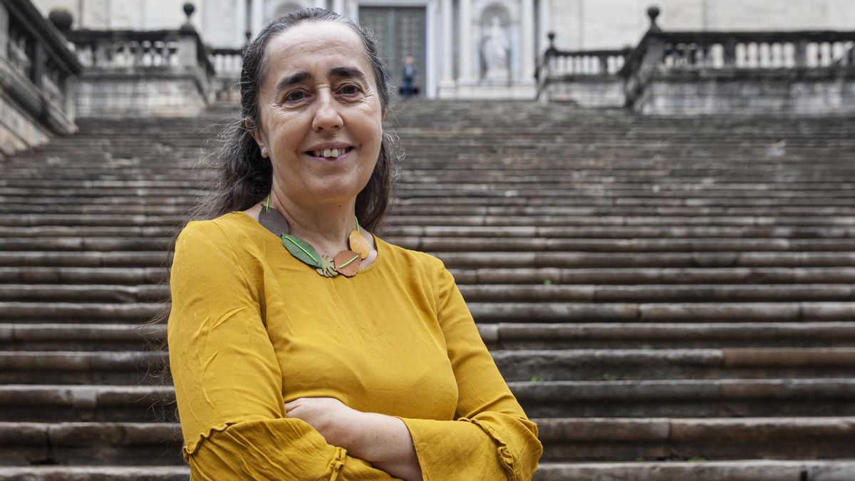 Montserrat Jiménez Sureda, frente a las escaleras de la catedral de Girona. Montserrat Jiménez Sureda, frente a las escaleras de la catedral de Girona.