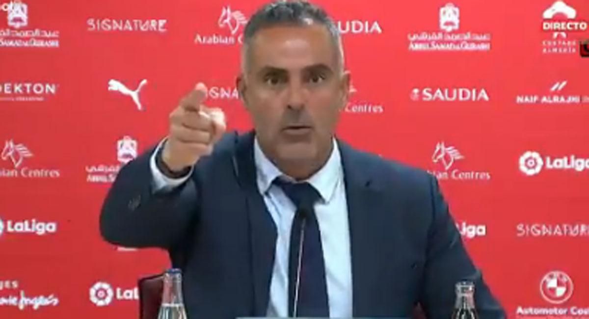 L’enuig de l’entrenador de l’Almeria que s’ha tornat viral: «¡Respecte!» L’enuig de l’entrenador de l’Almeria que s’ha tornat viral: «¡Respecte!»