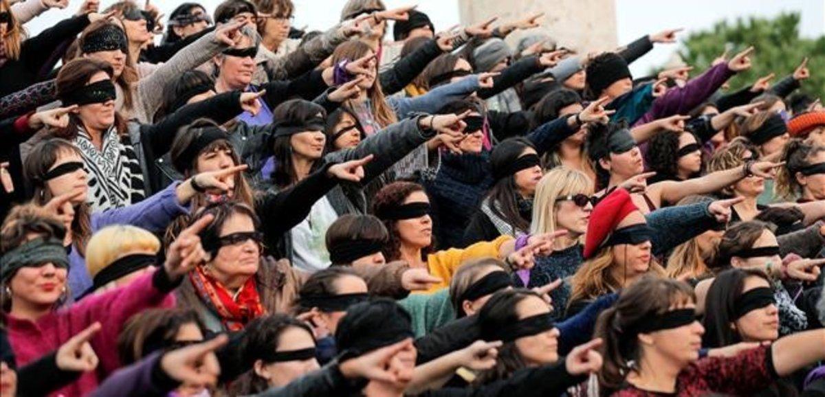 Mujeres de la Asamblea feminista de València realizan ’El violador eres tú’, el pasado 13 de diciembre.