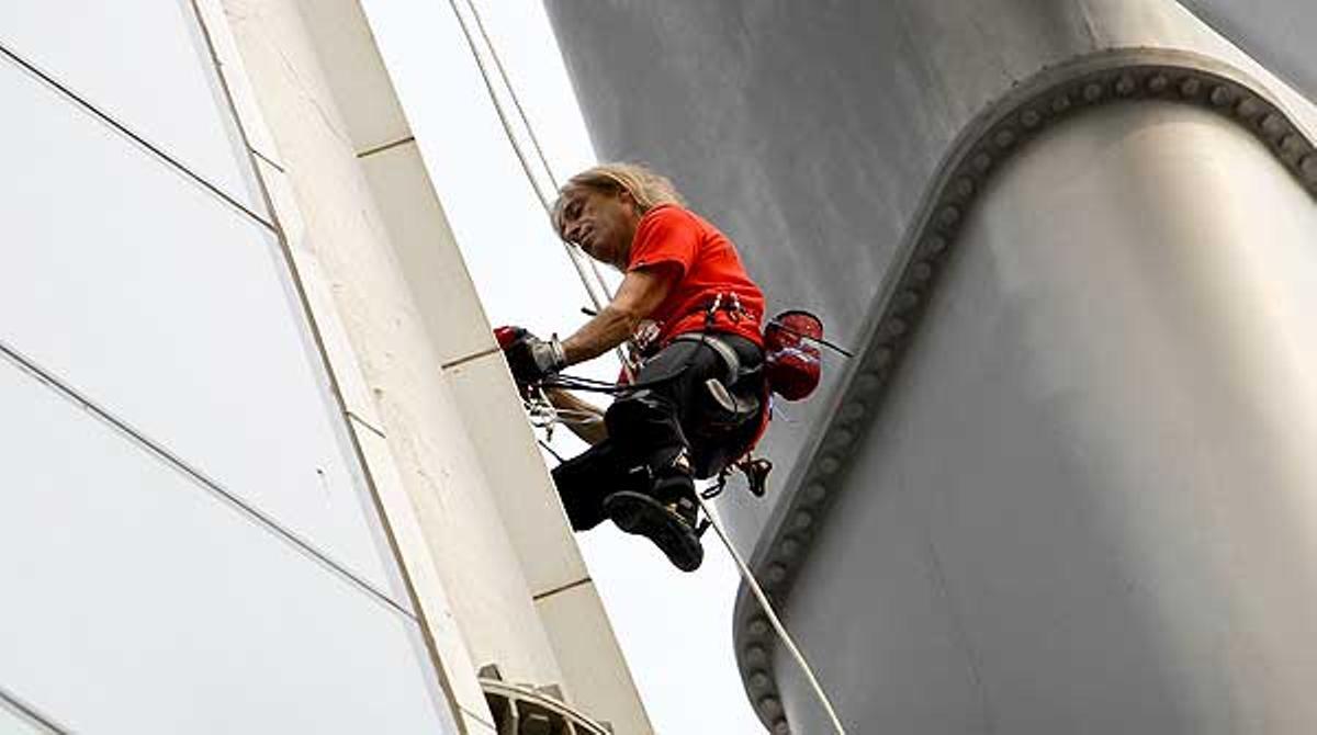 Alain Robert escala un edificio de 388 metros en China