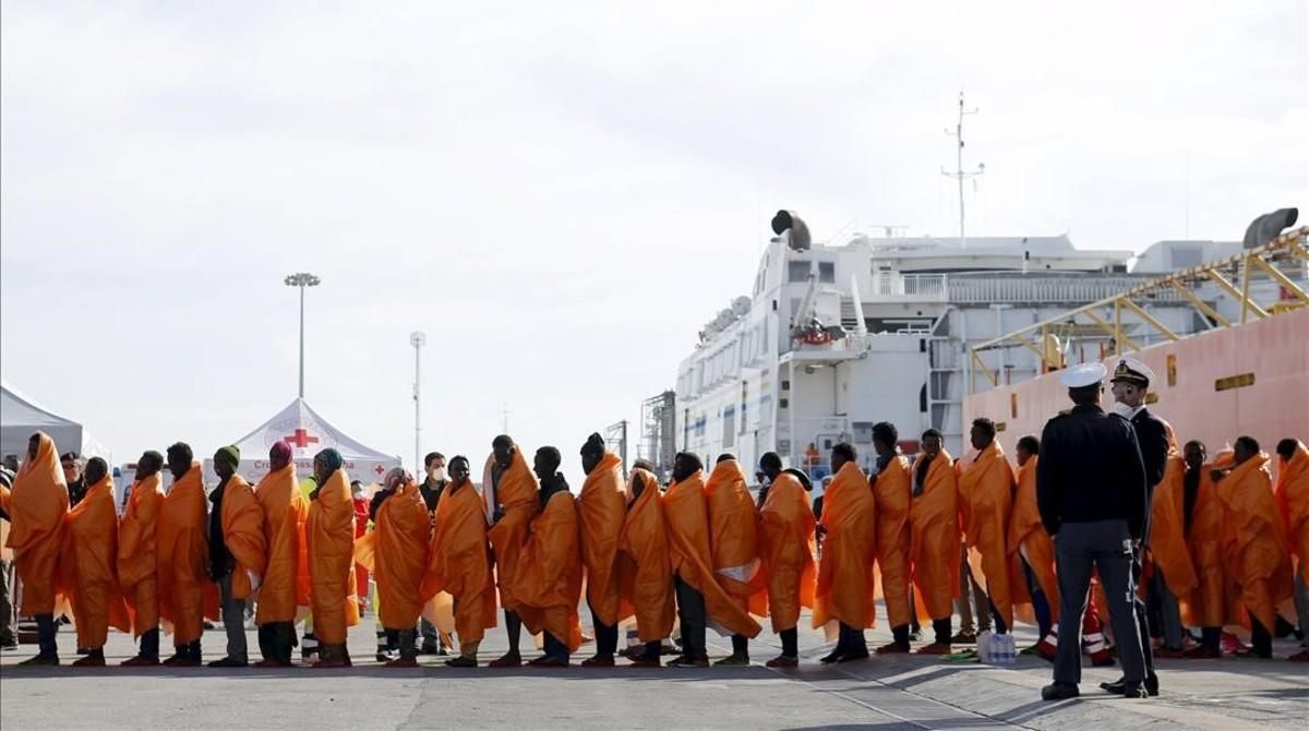 Un grupo de inmigrantes desembarca del ferry noruego Siem Pilot en el puerto de Pozzalo, en Italia. Un grupo de inmigrantes desembarca del ferry noruego Siem Pilot en el puerto de Pozzalo, en Italia.