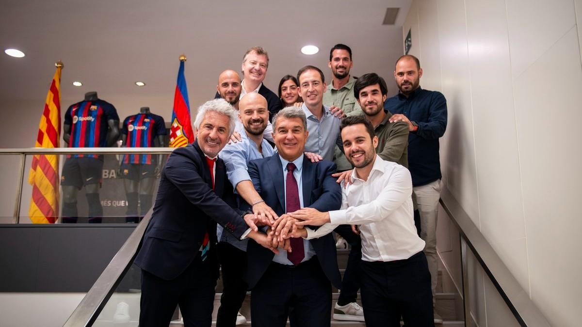 Xavi Puig, directivo del Barça femenino, Laporta y Giráldez, en las oficinas del Camp Nou.