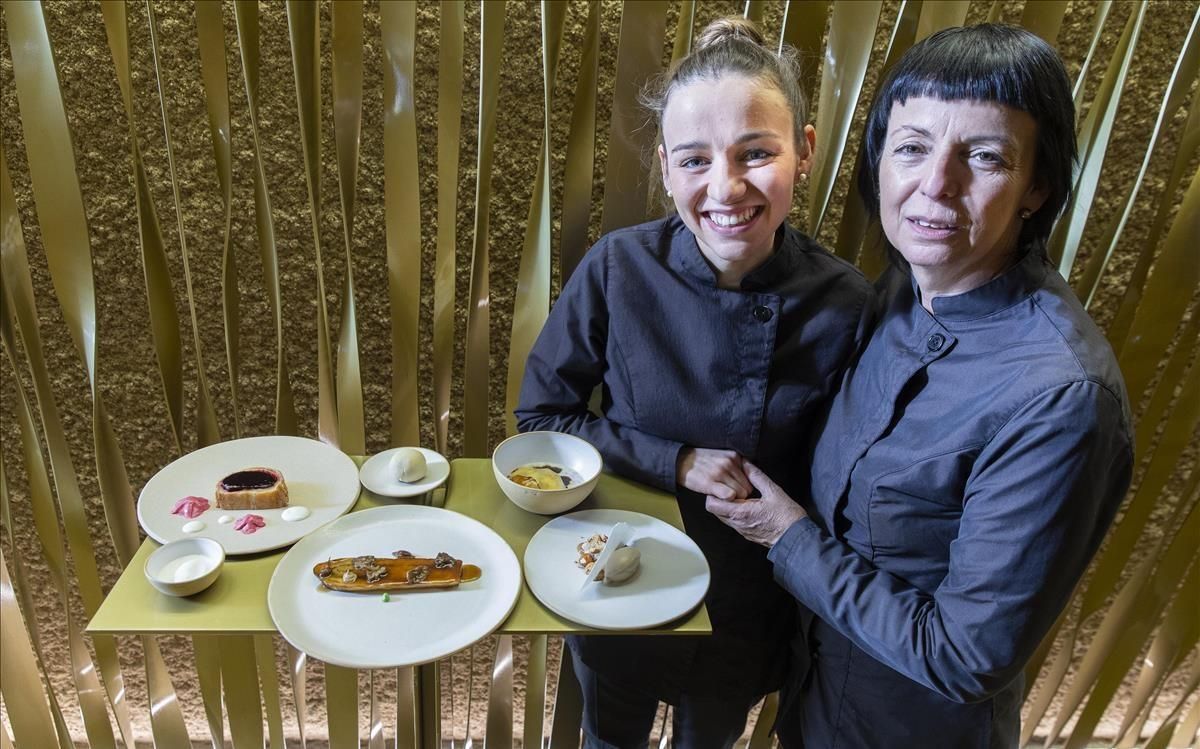Olot 12 12 2020 Las chefs de Les Cols Fina Puigdevall y su hija Martina Puigvert preparan 4 recetas de Navidad sencillas resultonas y asequibles un aperitivo un primero un segundo y un postre Autor David Aparicio Olot 12 12 2020 Las chefs de Les Cols Fina Puigdevall y su hija Martina Puigvert preparan 4 recetas de Navidad sencillas resultonas y asequibles un aperitivo un primero un segundo y un postre Autor David Aparicio
