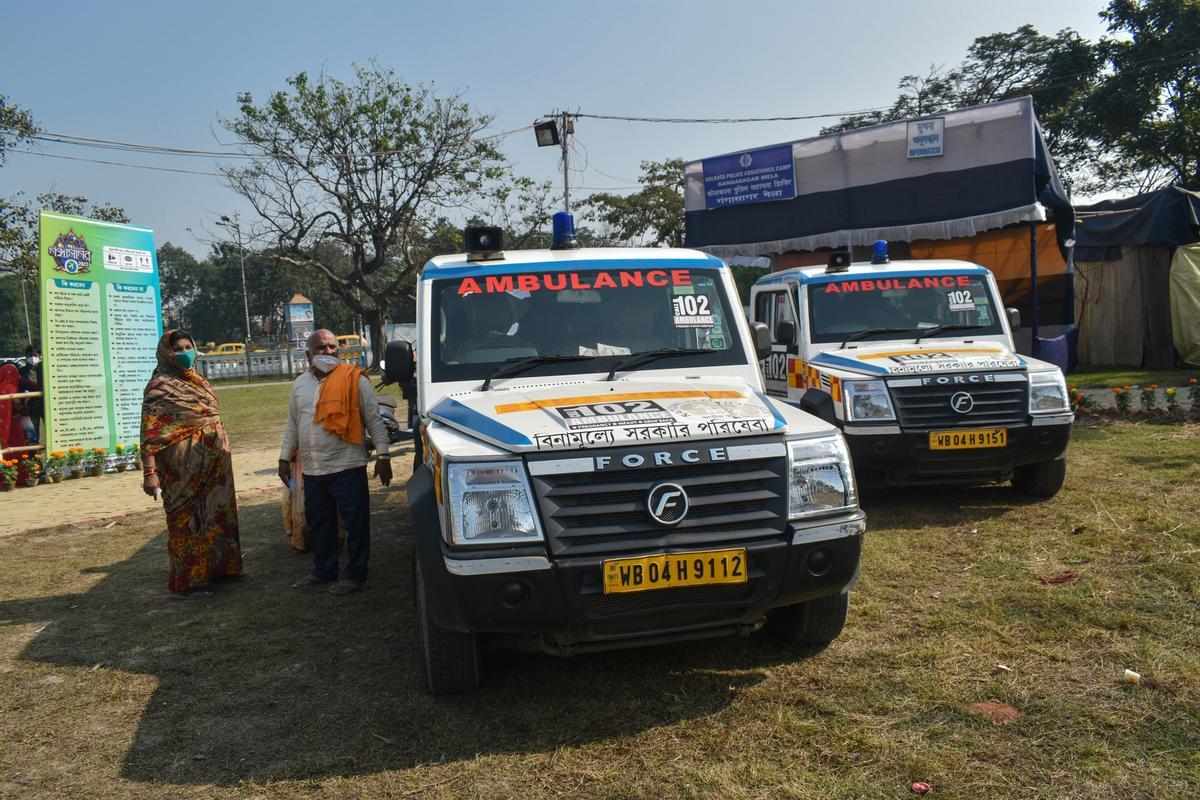 Ambulancias en la zona donde se ha derrumbado el puente colgante de Morbi, al oeste de la India.