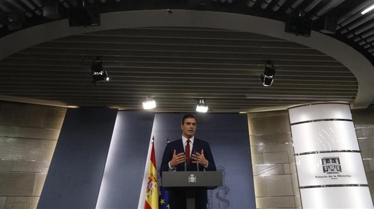 El secretario general del PSOE, Pedro Sánchez, en la sala de prensa de la Moncloa.