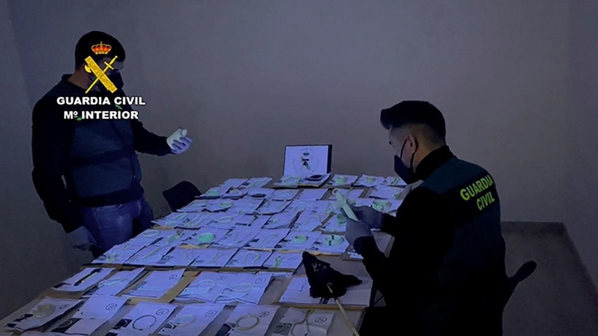 La Guardia Civil ha detenido en el País Vasco y Cantabria a nueve personas por tráfico de animales y de marfil, que vendían a través de internet, según ha informado el ministerio de Interior. En esta operación, denominada RIB TOOL, se han recuperado 100 piezas de marfil, pieles de serpientes pitón y lagartos dispuestos para su venta ilegal en el País Vasco. EFE/ Guardia Civil La Guardia Civil ha detenido en el País Vasco y Cantabria a nueve personas por tráfico de animales y de marfil, que vendían a través de internet, según ha informado el ministerio de Interior. En esta operación, denominada RIB TOOL, se han recuperado 100 piezas de marfil, pieles de serpientes pitón y lagartos dispuestos para su venta ilegal en el País Vasco. EFE/ Guardia Civil