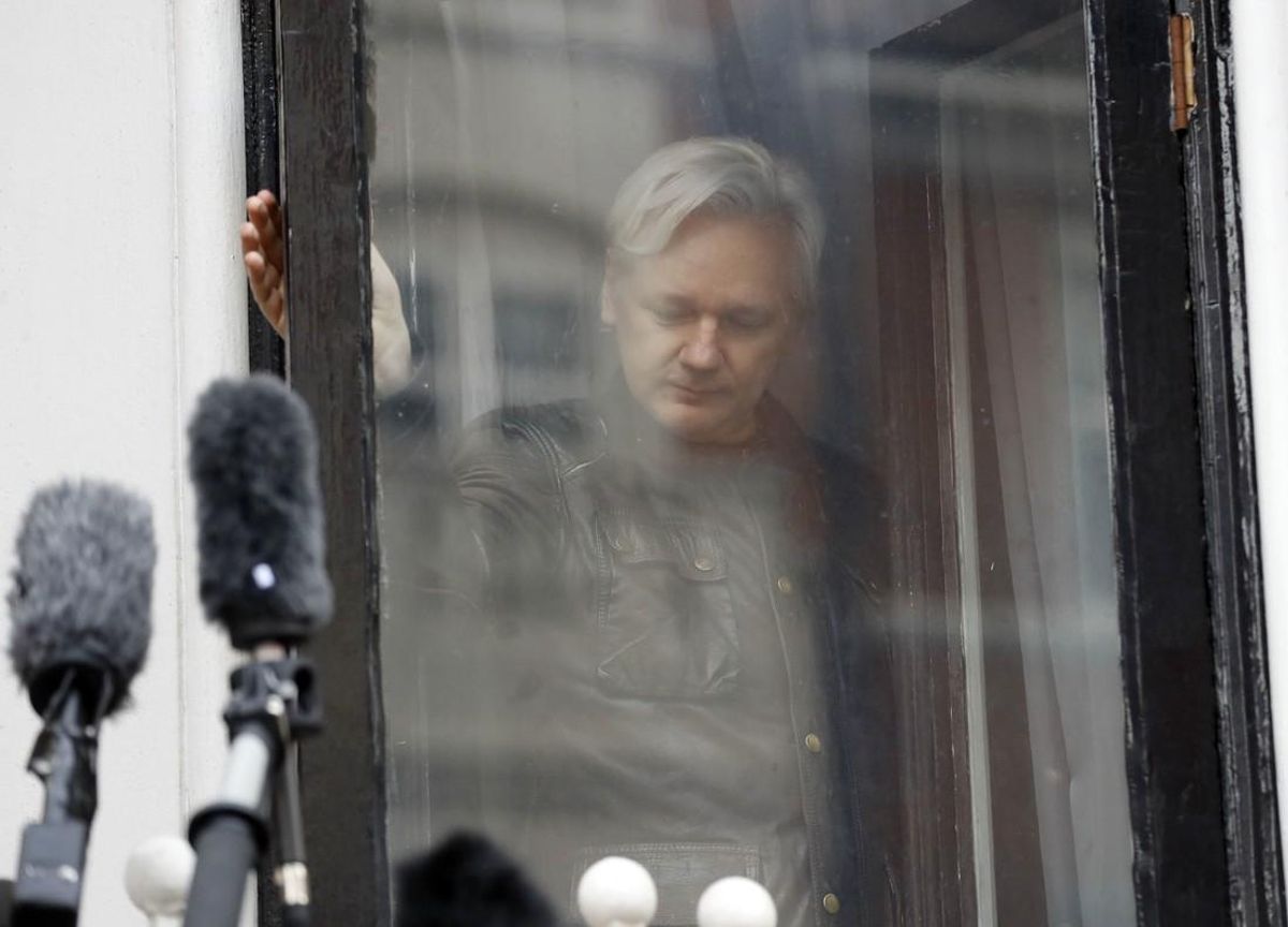El fundador de WikiLeaks, Julian Assange, detrás de una ventana del edificio de la embajada ecuatoriana en Londres. El fundador de WikiLeaks, Julian Assange, detrás de una ventana del edificio de la embajada ecuatoriana en Londres.