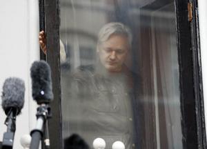 El fundador de WikiLeaks, Julian Assange, detrás de una ventana del edificio de la embajada ecuatoriana en Londres. 