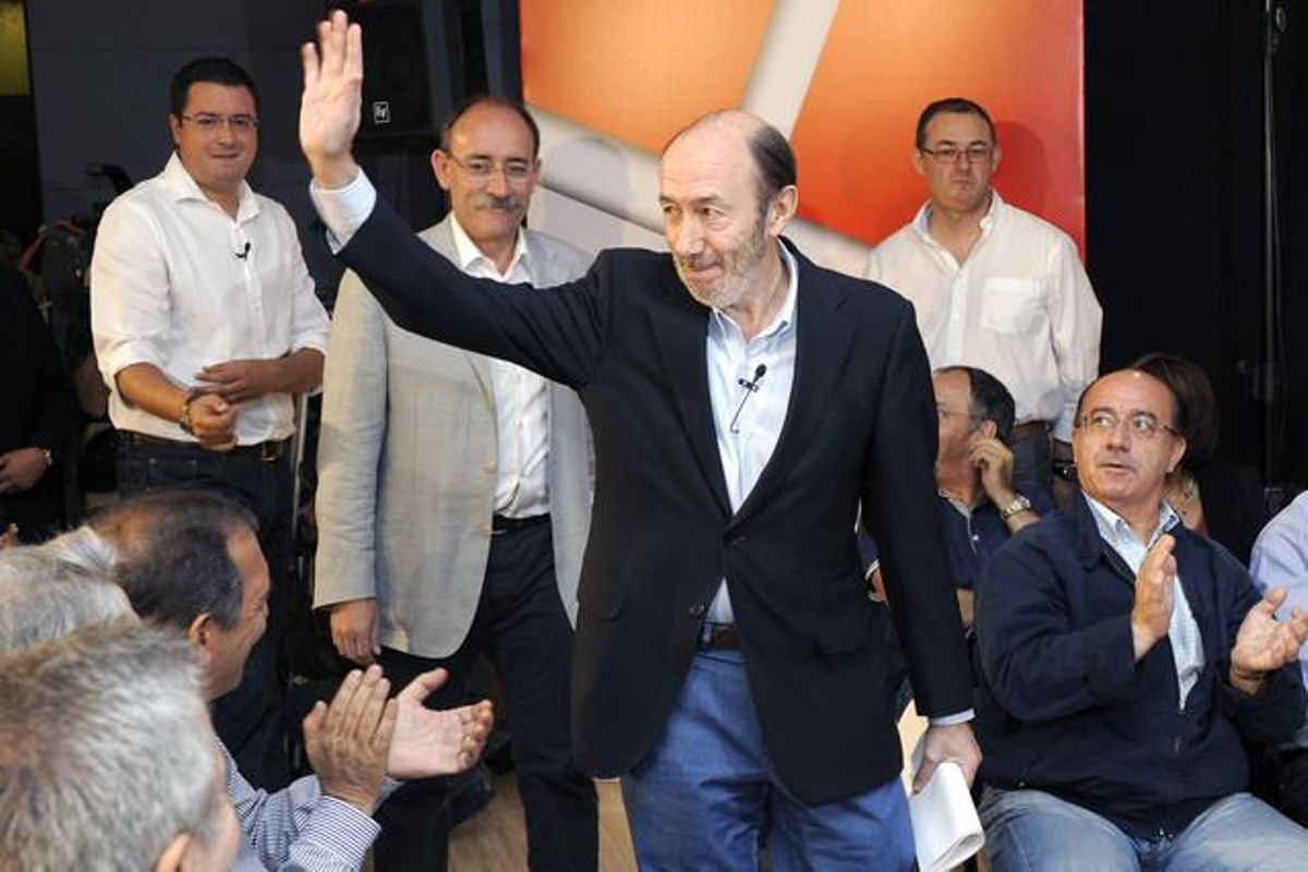 Alfredo Pérez Rubalcaba saluda a su llegada al acto sobre educación celebrado en Valladolid. Alfredo Pérez Rubalcaba saluda a su llegada al acto sobre educación celebrado en Valladolid.